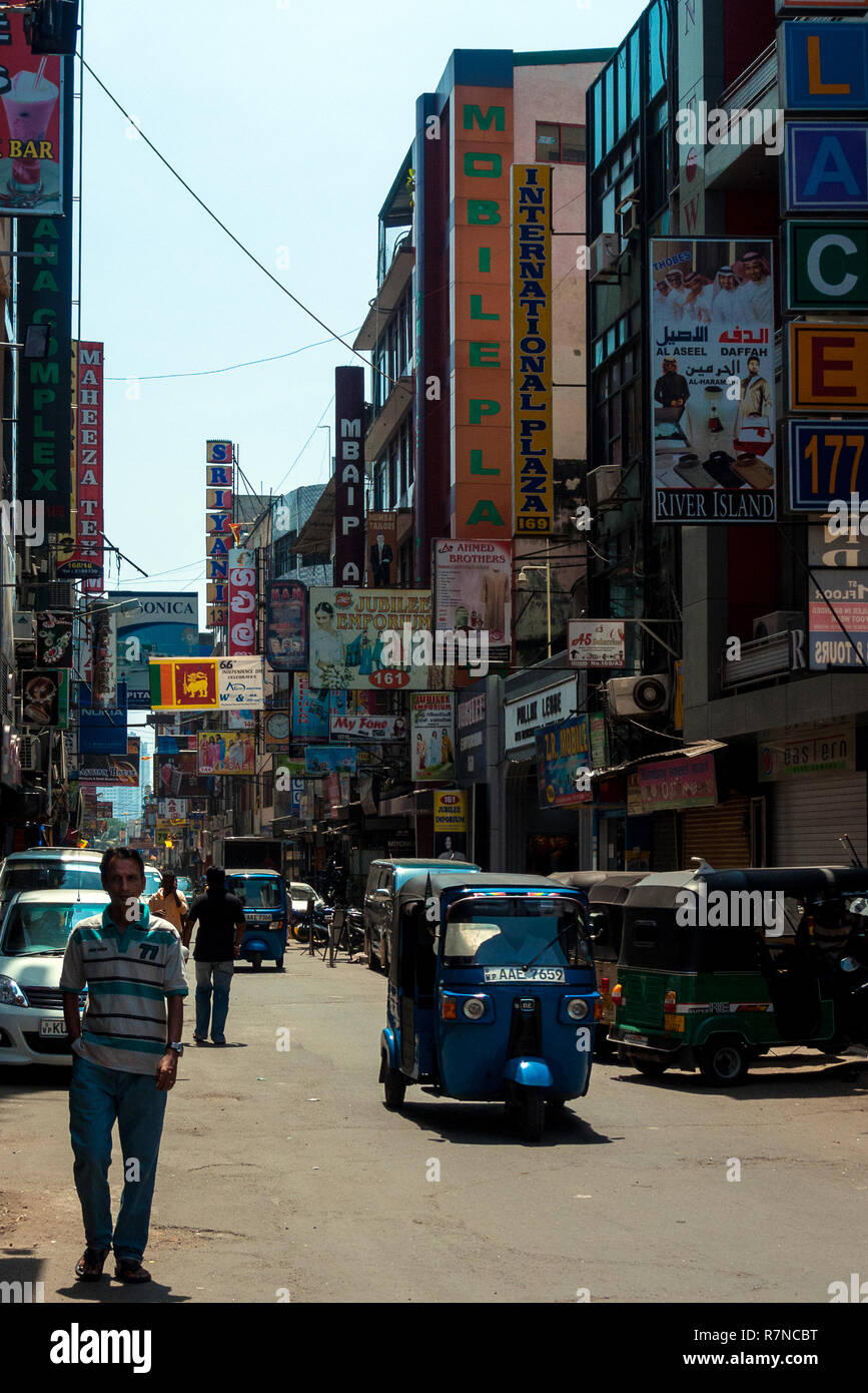 Colombo, Sri Lanka, 16.02.2014: eine Straße in der Stadt Colombo mit viele Zeichen auf den Seiten der Gebäude Stockfoto