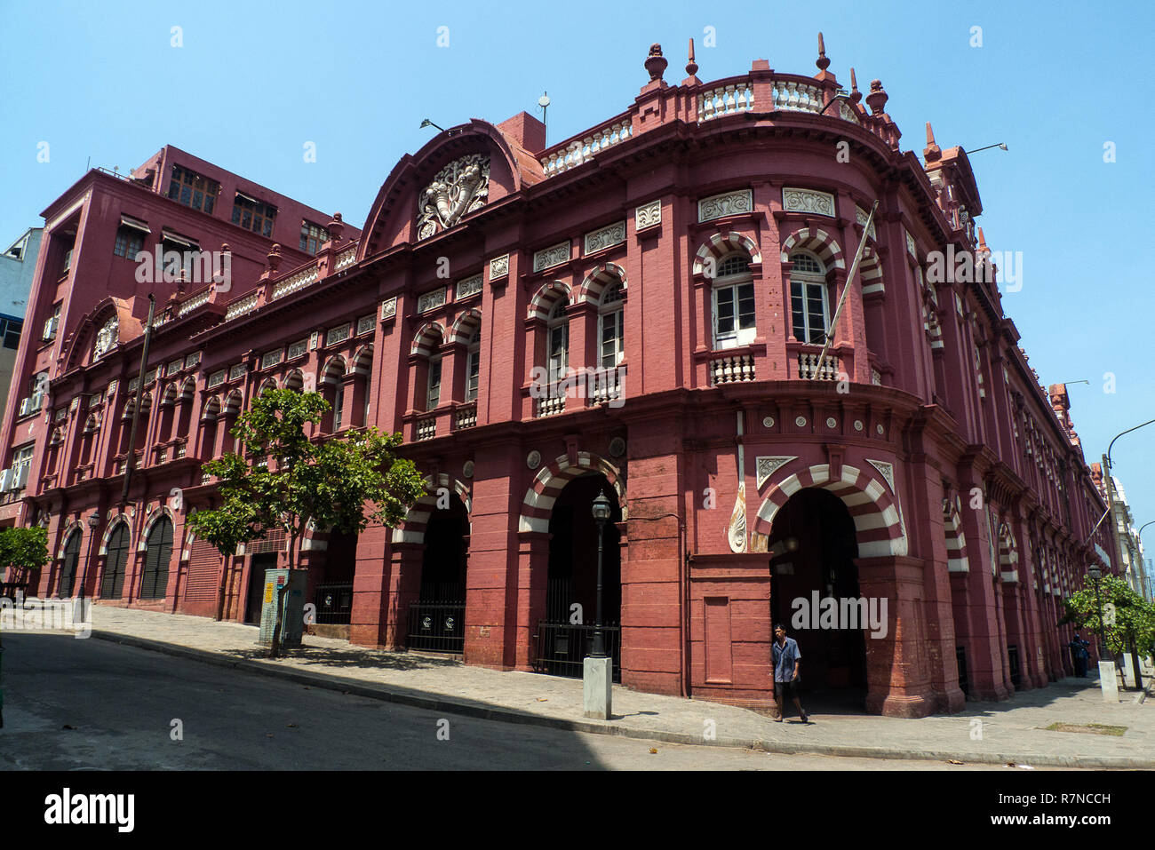 Colombo, Sri Lanka, 16.02.2014: im Kolonialstil erbaute Villa auf einer Straße in der Stadt Colombo Stockfoto