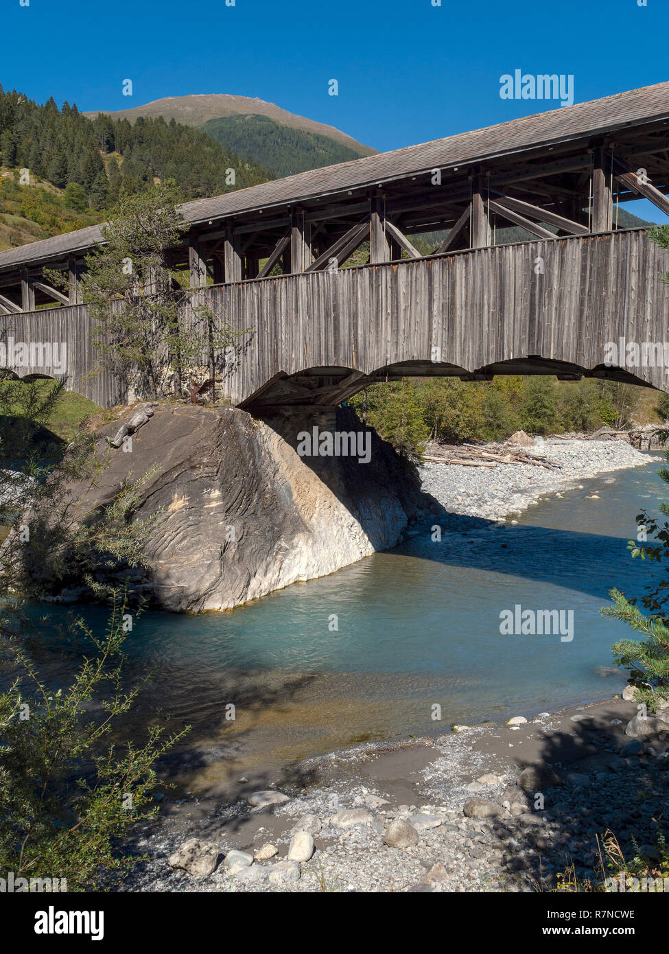 Hölzerne Brücke, Fluss Inn in gesendeten Sur En, Scuol, Engadin, Graubünden, Schweiz Stockfoto