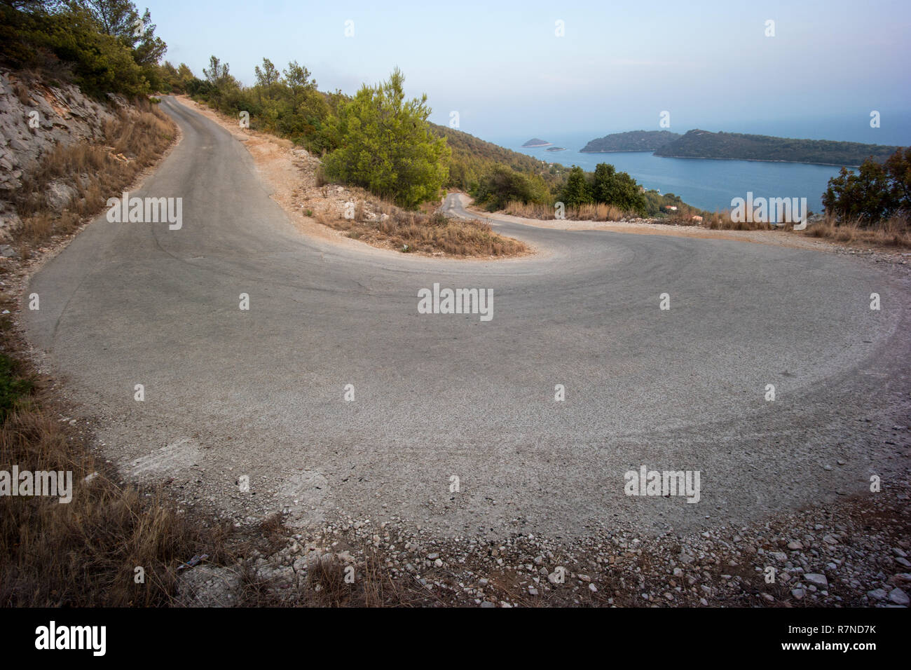 S Bend, big Haarnadelkurve auf einer Küstenstraße Stockfoto