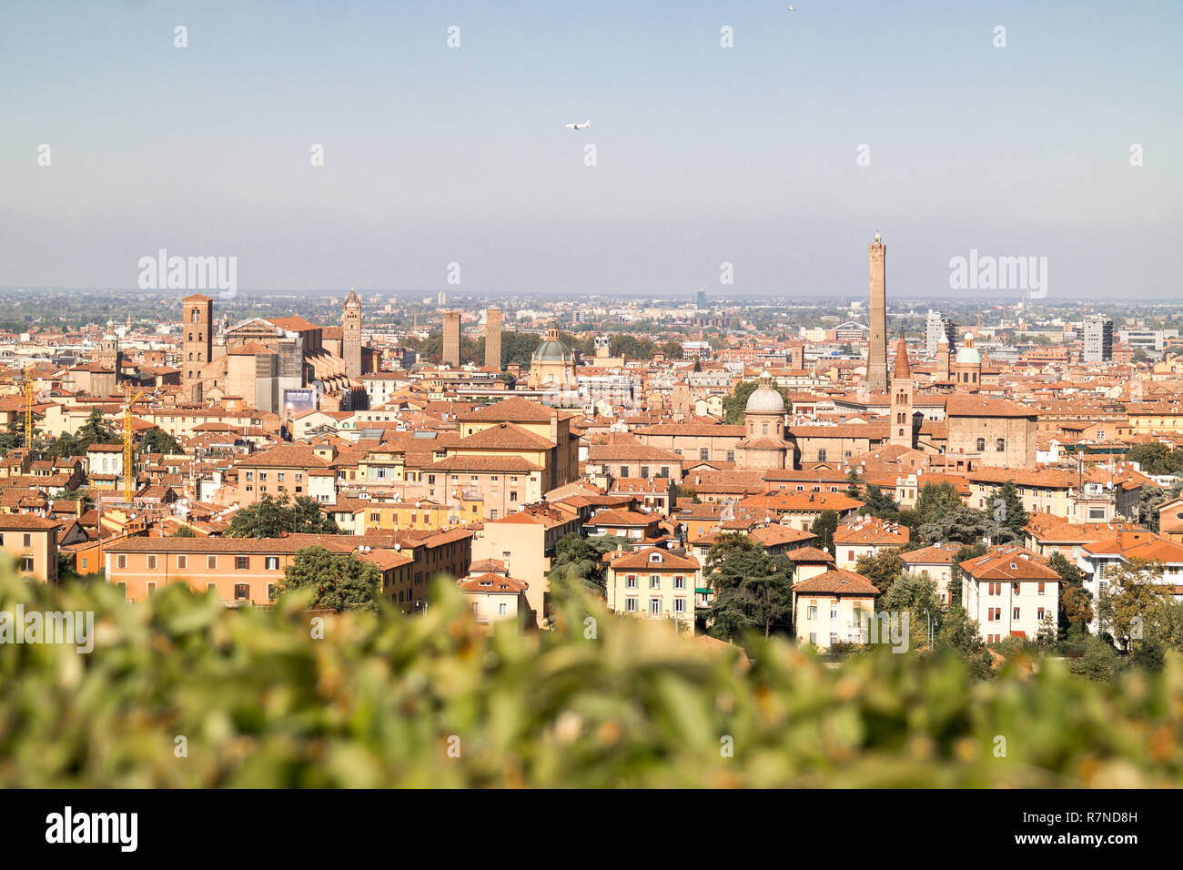 Einen herrlichen Überblick über die Altstadt von Bologna in Italien im Sommer, mit einem Flugzeug fliegen durch den blauen Himmel. Stockfoto