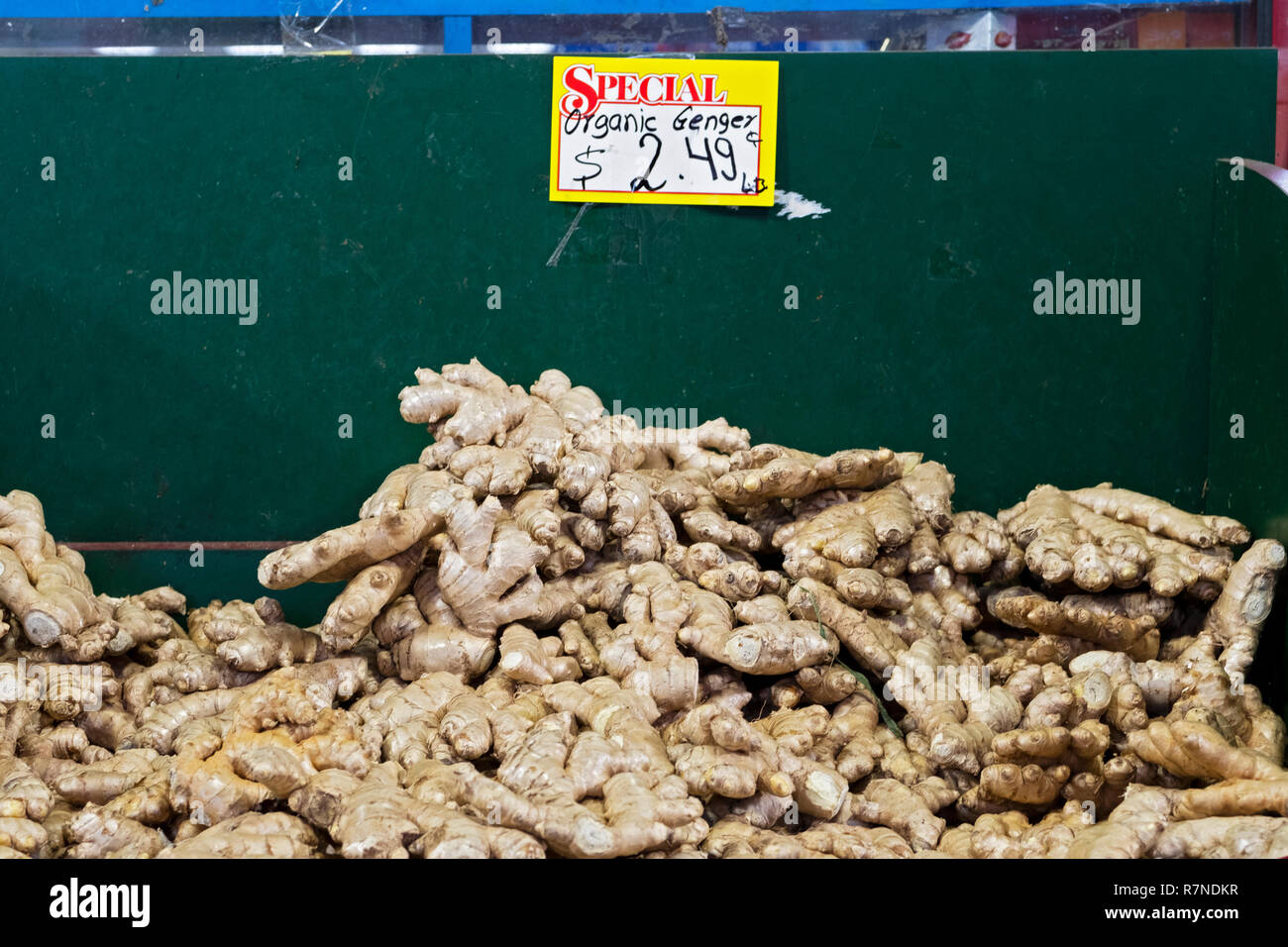 Ein Zeichen außerhalb von einem Supermarkt mit ein Rechtschreibfehler. Auf Liberty Avenue in Richmond Hill, Queens, New York Stockfoto