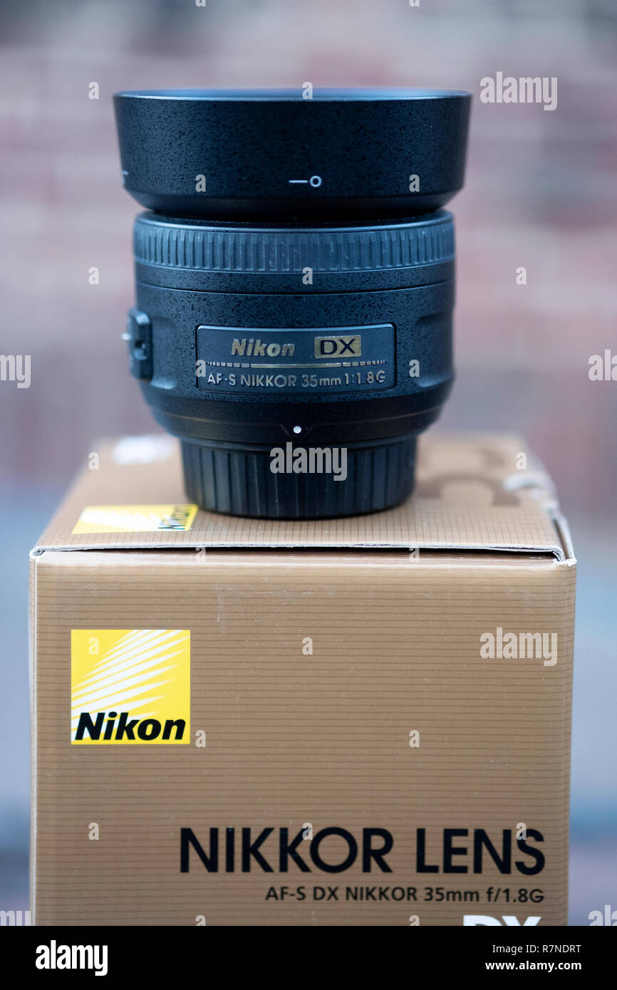 Ein 35 mm Nikon Objektiv auf die Box, die es begab sich. Stockfoto