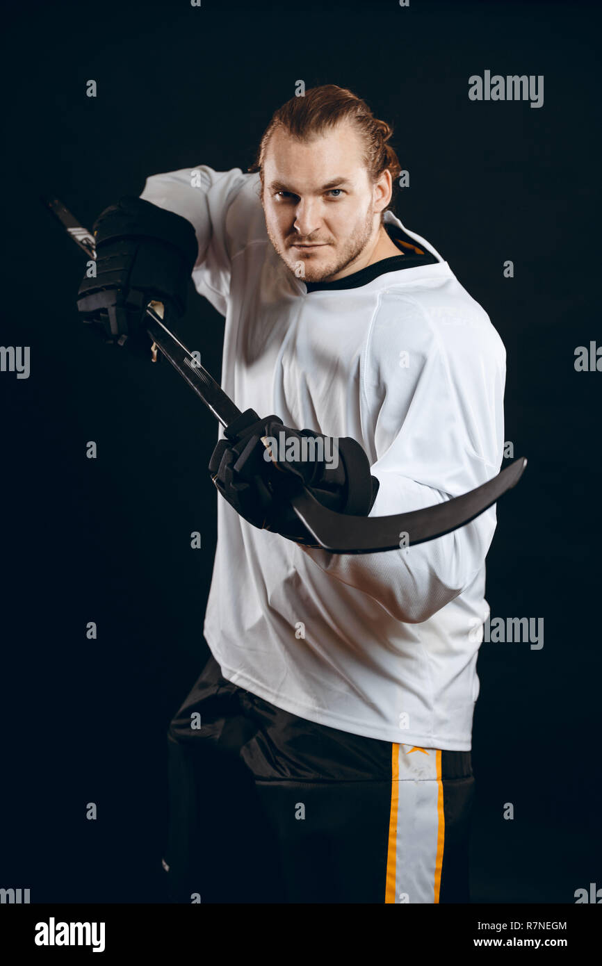 Hockey Spieler schießt den Puck und Angriffe, über schwarzen