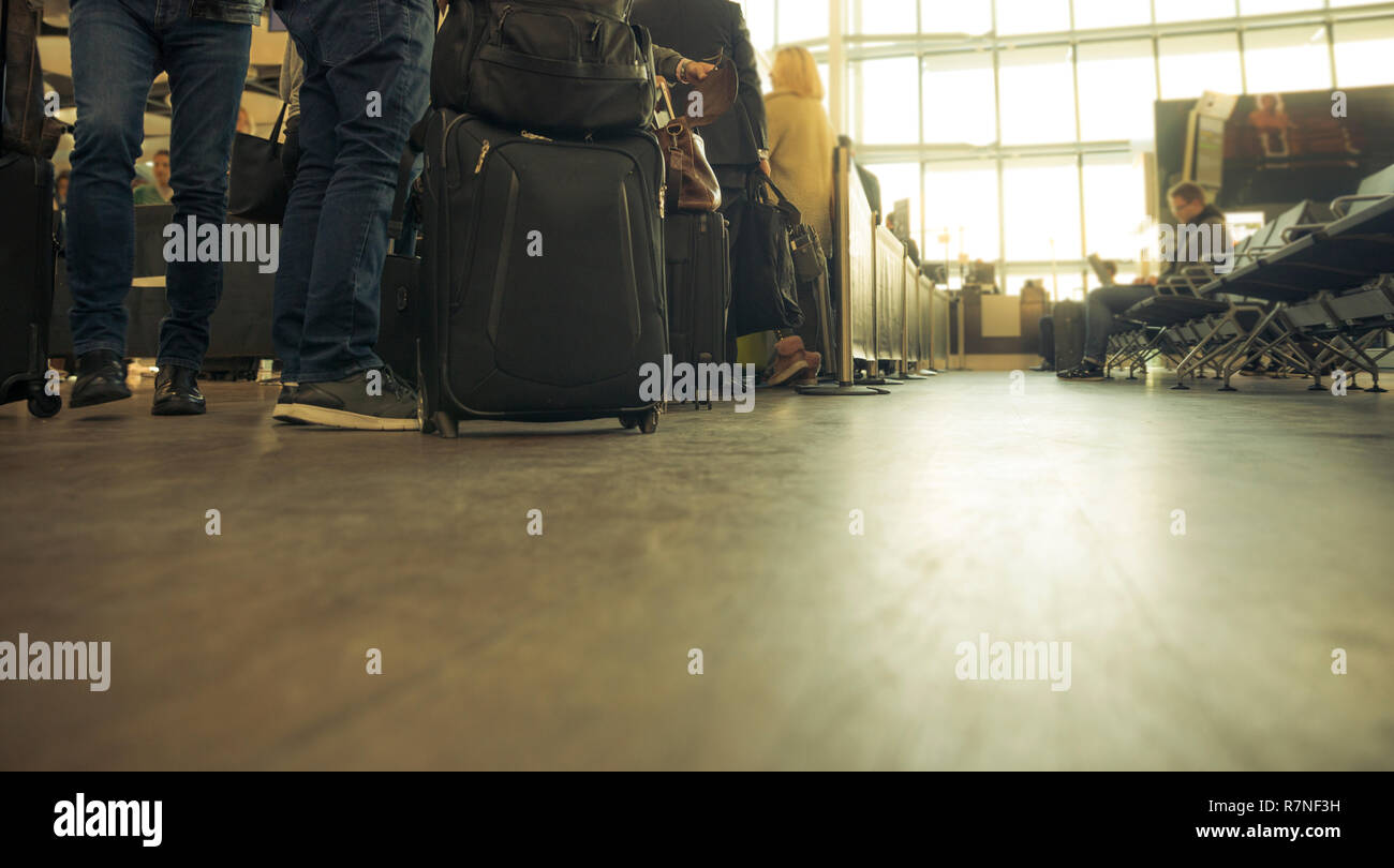 Linie der Menschen warten auf das Flugzeug Board auf einem Flughafen Terminal. Reisende Gepäck Stockfoto