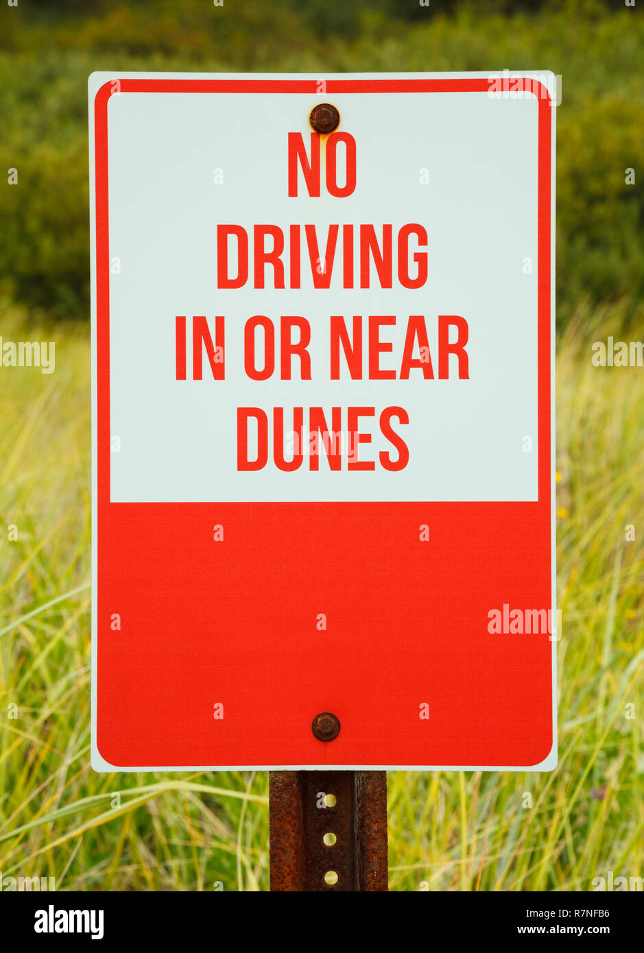 Alte kein Fahren in oder in der Nähe von Dünen Rot verrostete unterzeichnen. Stockfoto