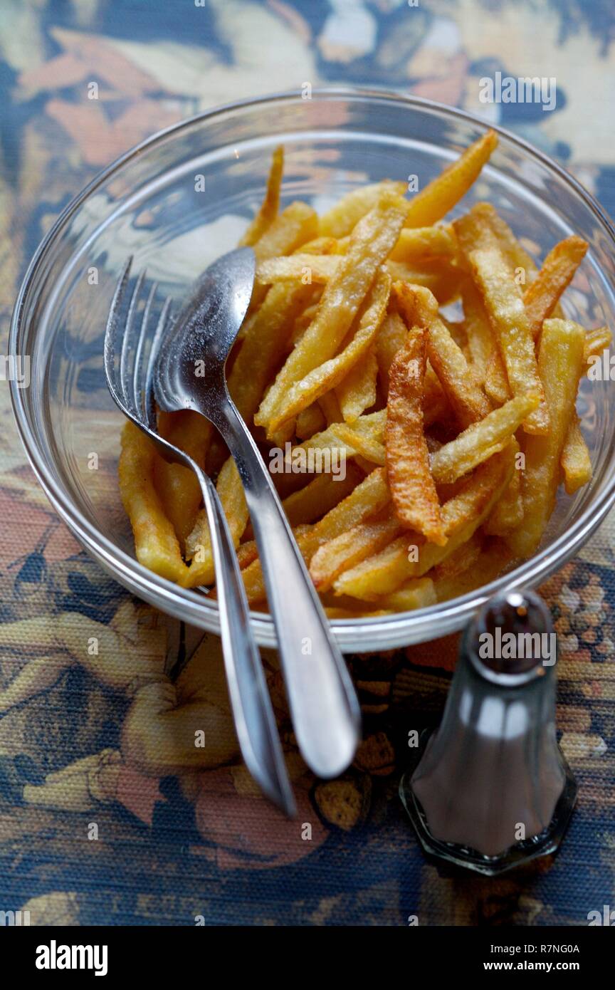 Frankreich, Nord, Godewaersvelde, estaminet Het Blauwershof, hausgemachte Pommes frites Salat Schüssel Stockfoto