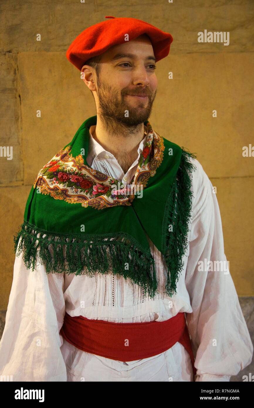 Spanien, Baskenland, San Sebastian, Jungen baskischen in traditioneller Kleidung während des Karnevals Stockfoto