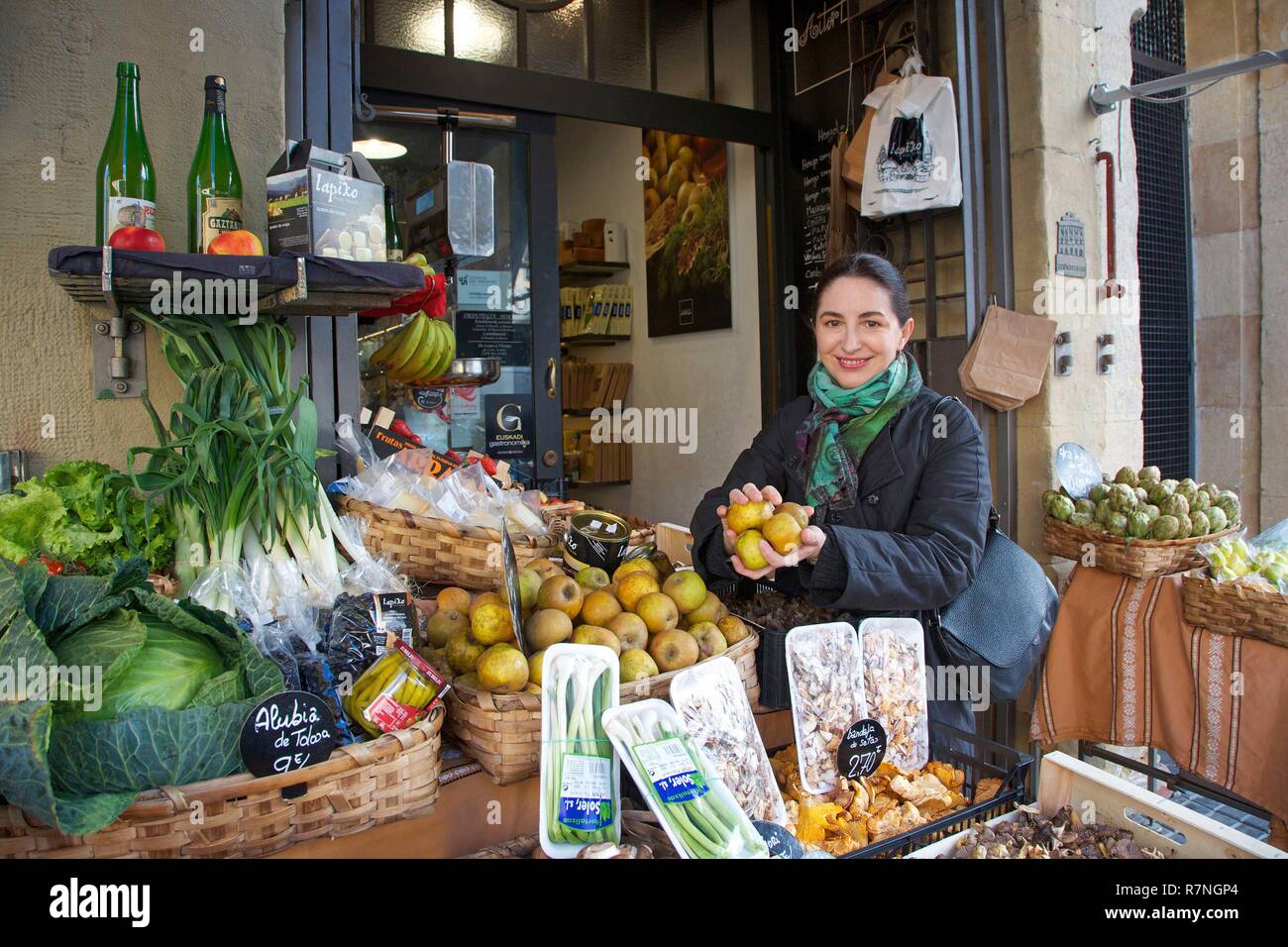 Spanien, Baskenland, San Sebastian, der Chief Elena Arzak in ein Feinkostgeschäft Stockfoto