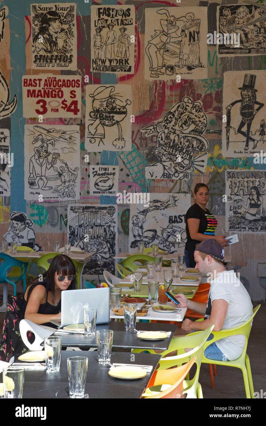 Vereinigte Staaten, Florida, Miami, Terrasse des Restaurant Wynwood Küche & Bar, gestaltet vom Künstler auf der Straße, in der Nähe von Faile & Bäst Wynwood Wände, im Distrikt Wynwood Stockfoto