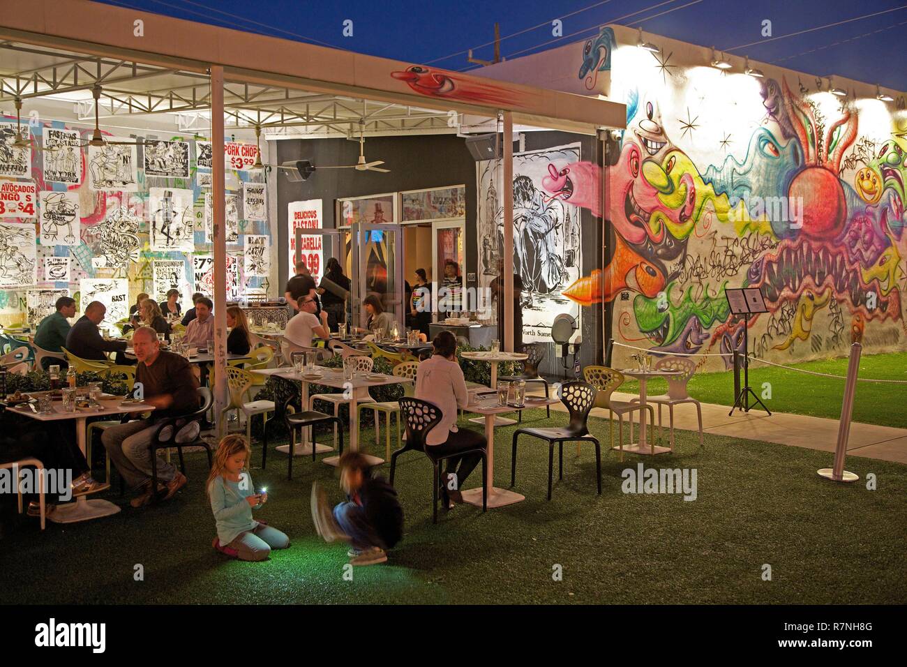Vereinigte Staaten, Florida, Miami, Nacht Atmosphäre rund um die Terrasse des Restaurants Wynwood Küche & Bar, im Innenhof der Wynwood Wände, im Distrikt Wynwood Stockfoto