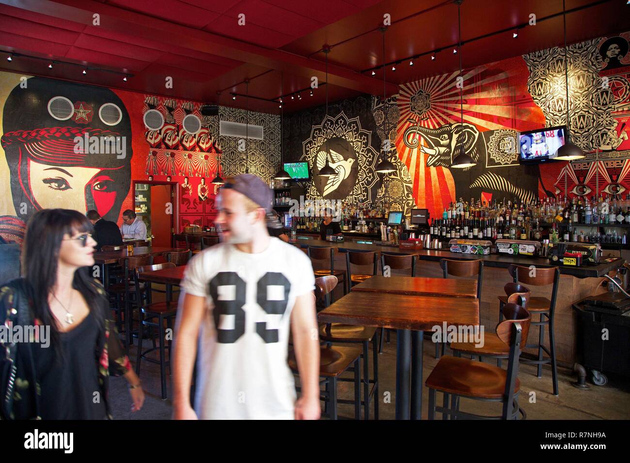 Vereinigte Staaten, Florida, Miami, Restaurant Wynwood Küche & Bar, mit Illustrationen Gehorchen dekoriert von Shepard Fairey, in der Nähe von wynwood Wände, im Distrikt Wynwood Stockfoto