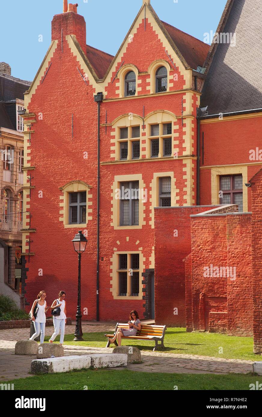 Frankreich, Nord, Lille, Lille, roten Backsteinfassade des Hospizes Gräfin aus dem Garten der Gräfin Stockfoto