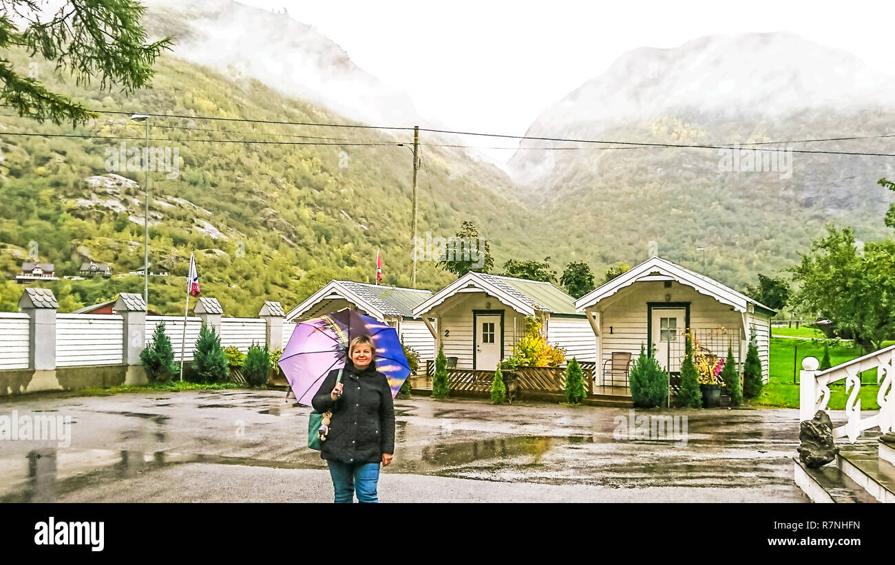 Odda, Norwegen - 29. September 2018: Fragment von einem Motel und nebliger Herbst in den skandinavischen Bergen. Stockfoto