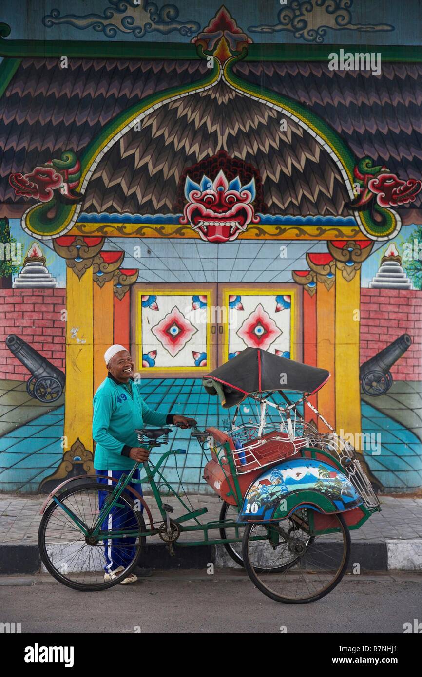 Indonesien, Java, Yogyakarta, Fahrrad rikscha vor einer bemalten Wand Stockfoto