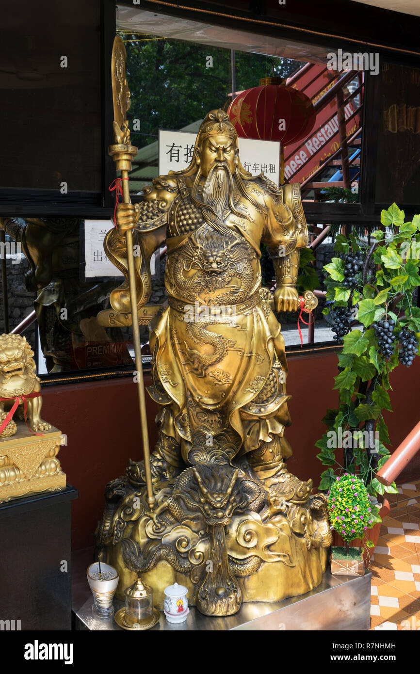 Bronze Skulptur des alten chinesischen Krieger - Gott Guan Yu angezeigt außerhalb eines Chinesischen Restaurant in Pokhara, Nepal. Stockfoto
