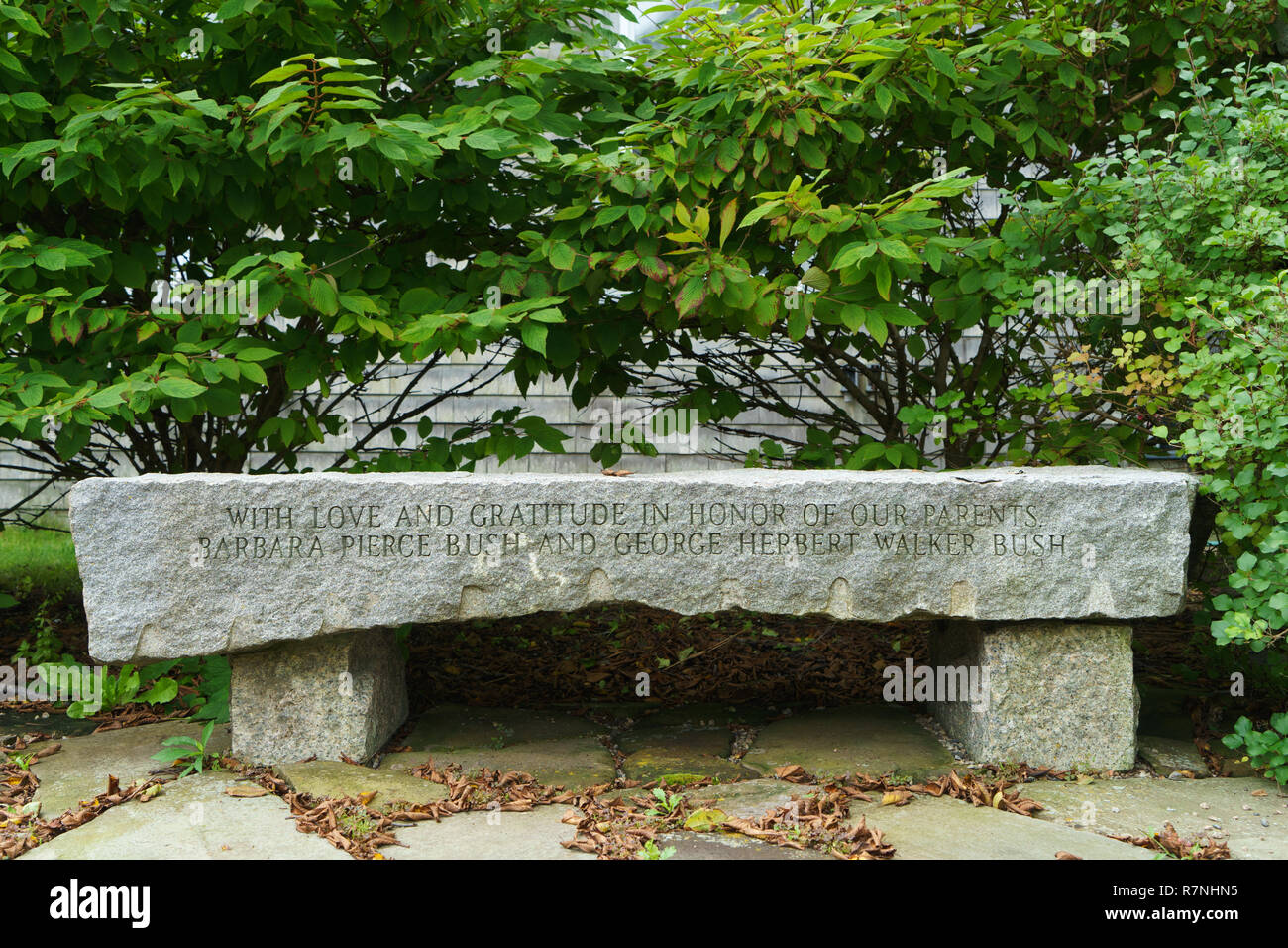 Steinbank an Barbara und George Bush durch ihre Kinder gewidmet. Die Bank ist auf dem Gelände von St. Anns Kirche in Kennebunkport, Maine, USA. Stockfoto