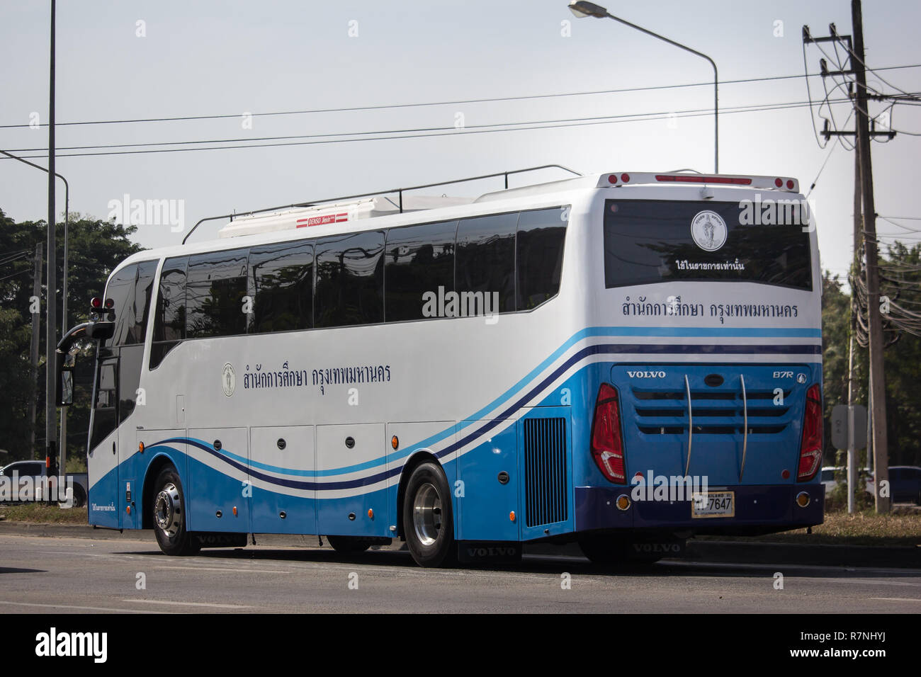 Chiangmai, Thailand - 3. Dezember 2018: Mit dem Bus von Bangkok Metropolitan Administration. Foto an der Straße Nr. 121 ca. 8 km von der Innenstadt von Chiang Mai, Thailand. Stockfoto