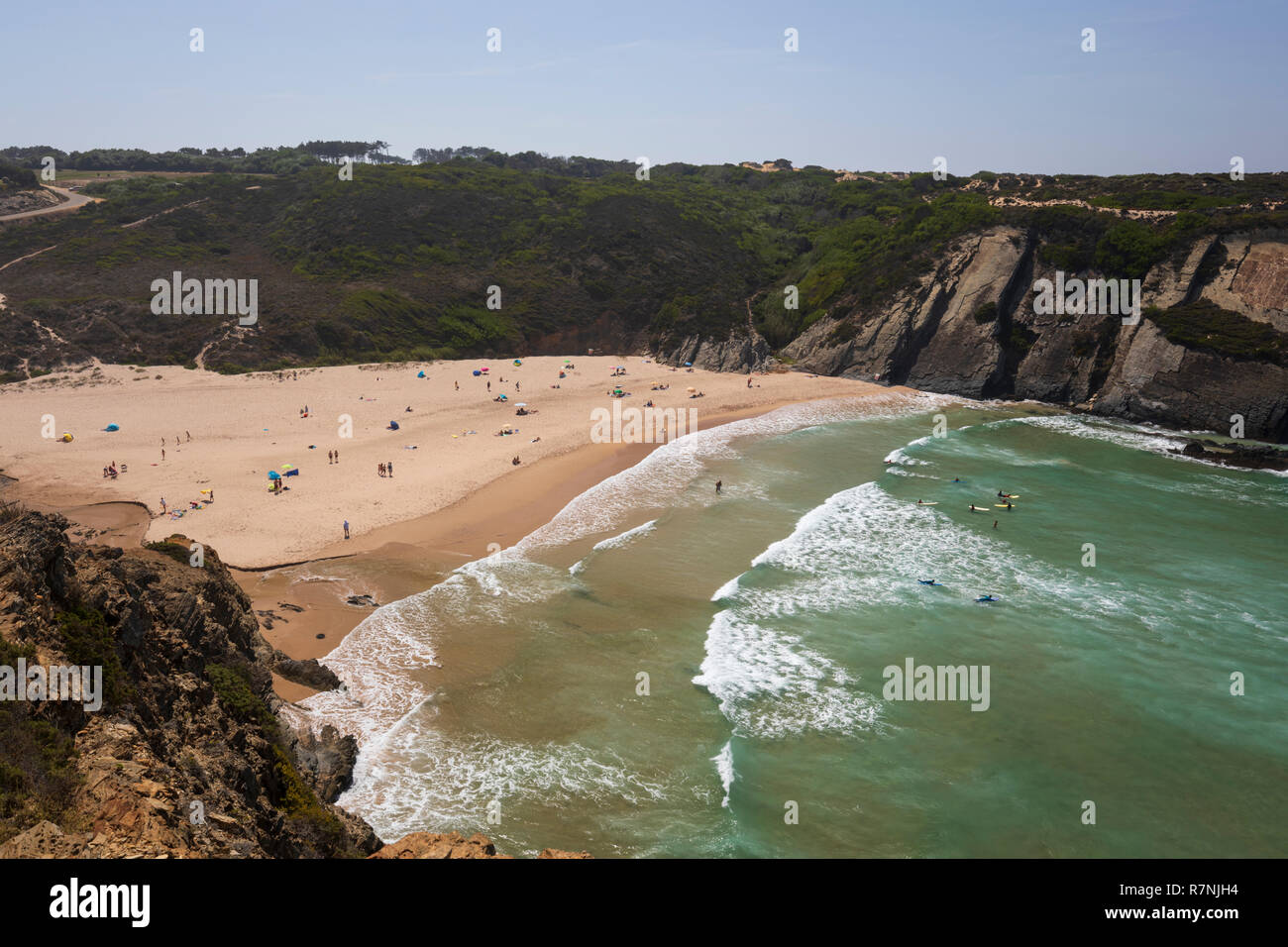 Praia Do Carvalhal mit dem Brechen der Wellen des Atlantiks in der Nachmittagssonne, Zambujeira Mar, Alentejo, Portugal, Europa Stockfoto