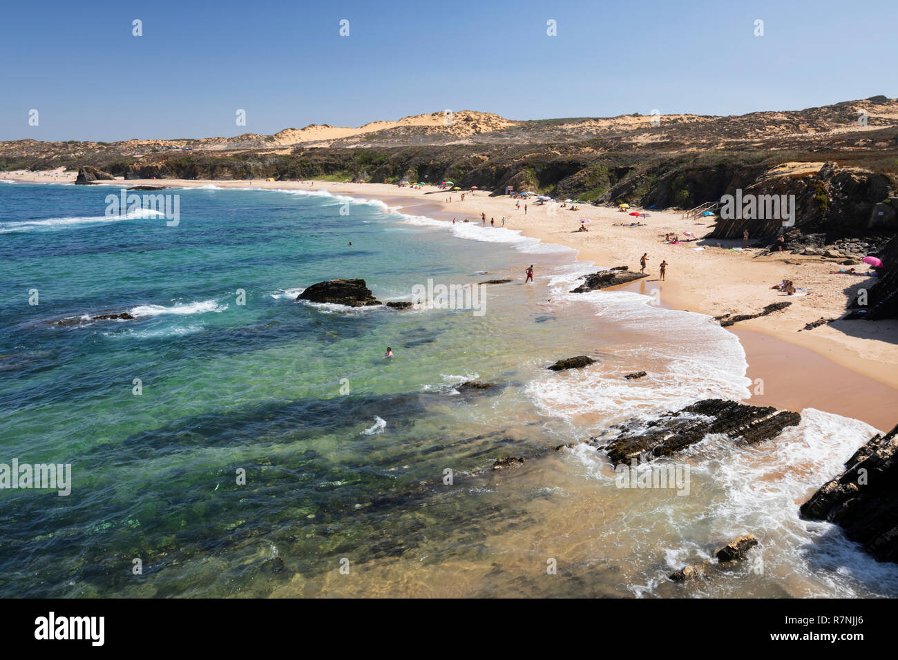 Blick auf Praia de Almograve Strand mit dem Brechen der Atlantischen Meer Wellen, Almograve, in der Nähe von Vila Nova de Milfontes, Alentejo, Portugal, Europa Stockfoto