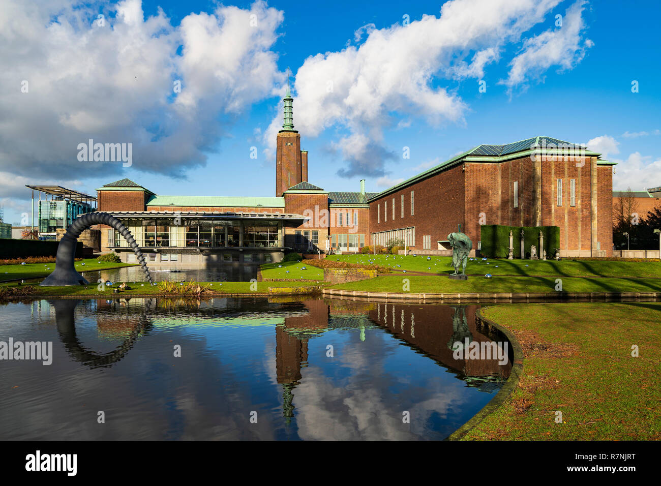 Blick auf den Garten und den See im Museum Boijmans van Beuningen in Rotterdam, die Niederlande Stockfoto