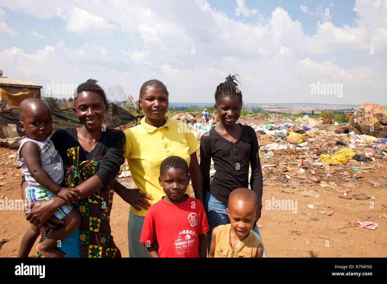 Obdachlose Familie leben auf mooiplaas Müllkippe, Gautang, Johannesburg, Südafrika Stockfoto