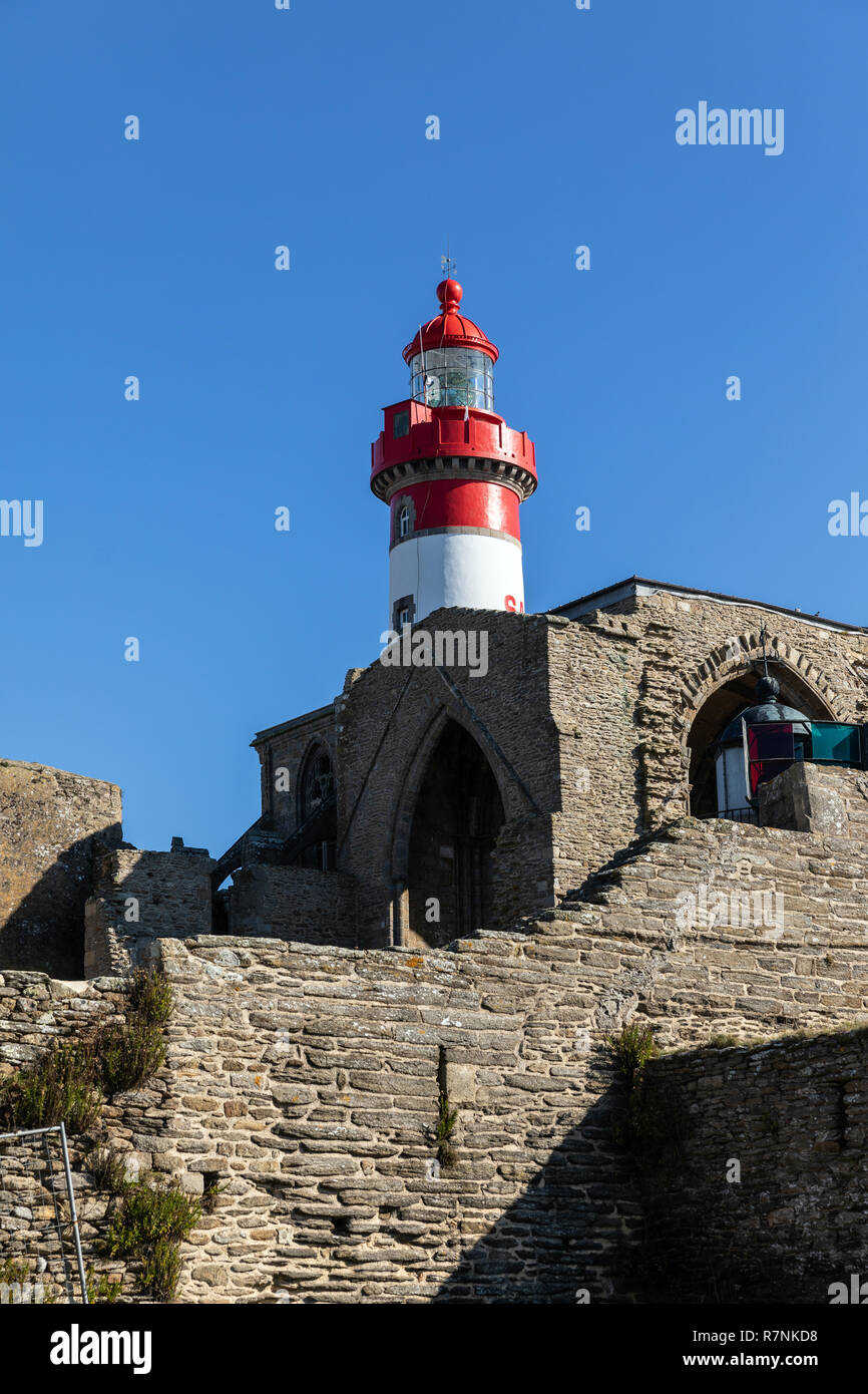 Der saintmathieu Leuchtturm hinter die Ruinen der Abtei SaintMathieu