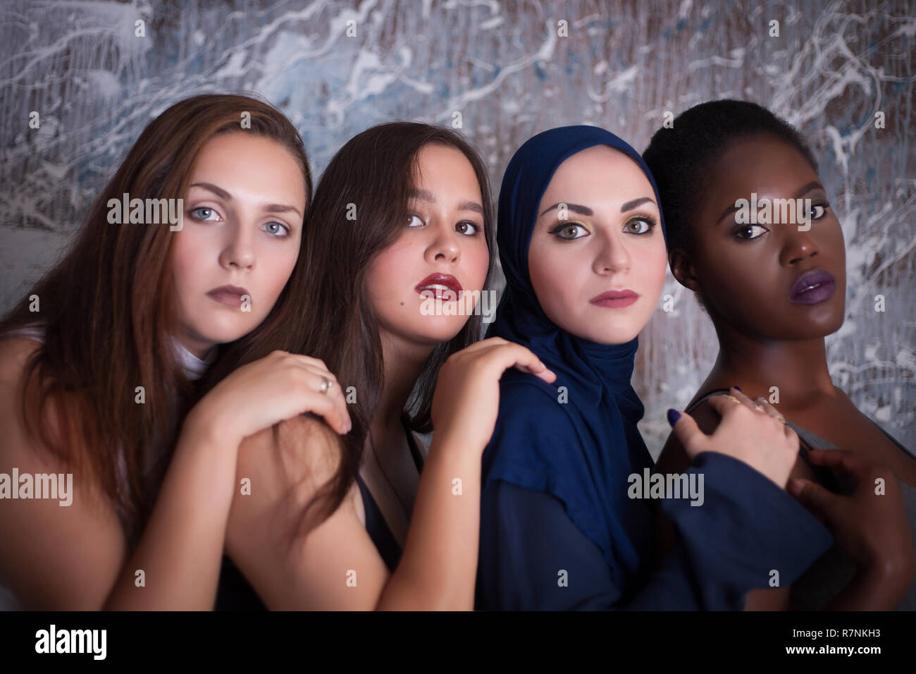 Portrait von vier Mädchen mit unterschiedlicher Hautfarbe und Nationalität im Studio. Stockfoto