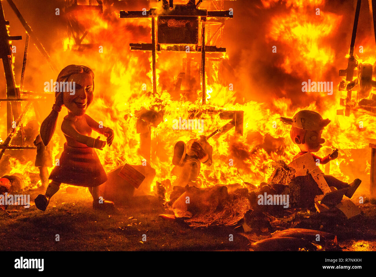 Fallas Festivals. La Crema. Ninots in St. Joseph Nacht verbrannt. Valencia. Gemeinschaft Valencia. Spanien. Das immaterielle Kulturerbe der Menschheit. UNESCO Stockfoto