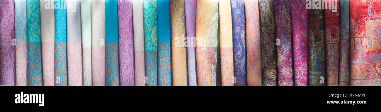 Traditionelle indische Textilien speichern. Bunte traditionelle indische hindi Geweben Schals Schals. Stockfoto