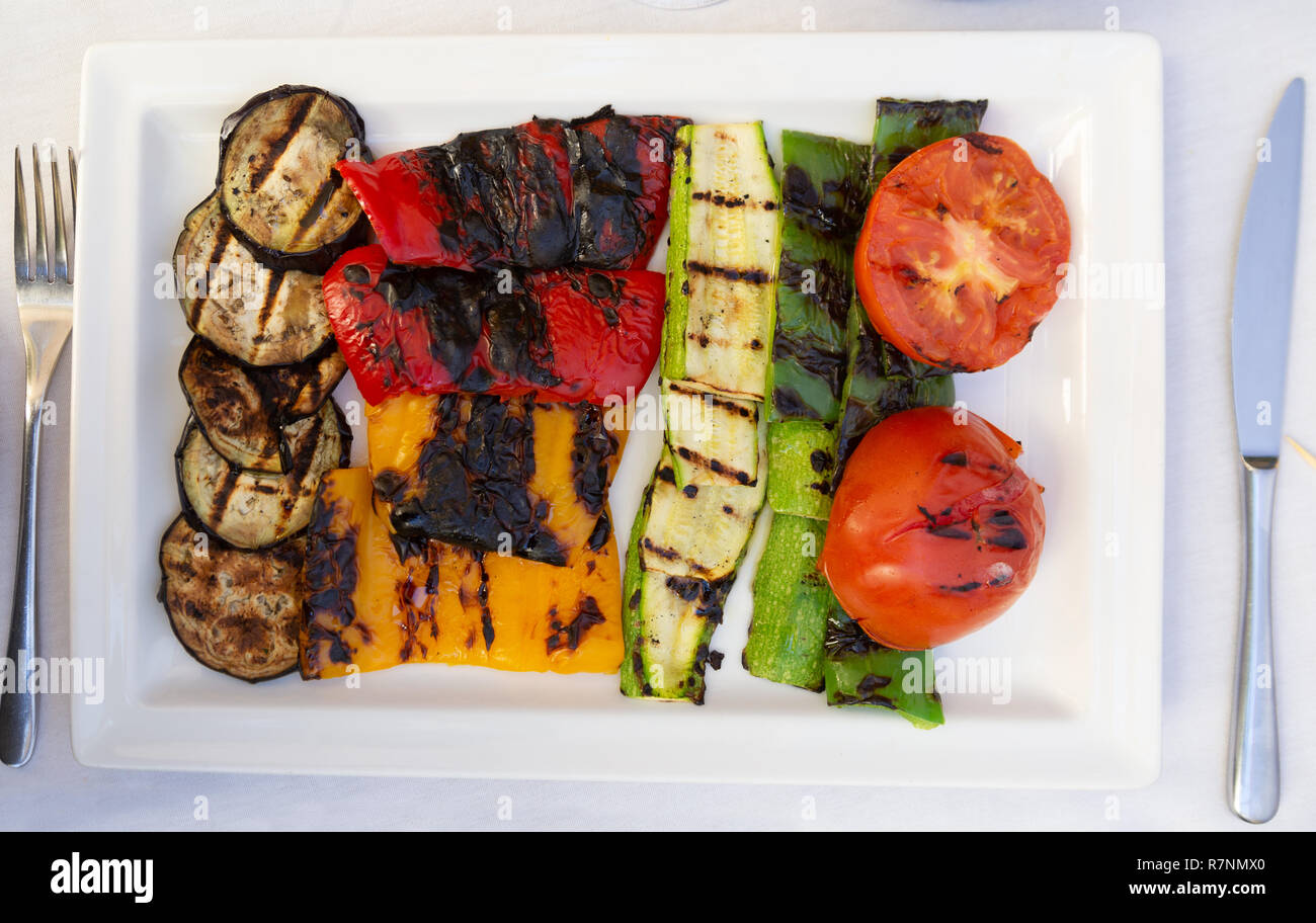 Marrakech essen - bunte gebratenes Gemüse auf einer Platte als Vorspeise im Restaurant, Beispiel für vegetarisches Essen serviert, Marrakesch Marokko Afrika Stockfoto