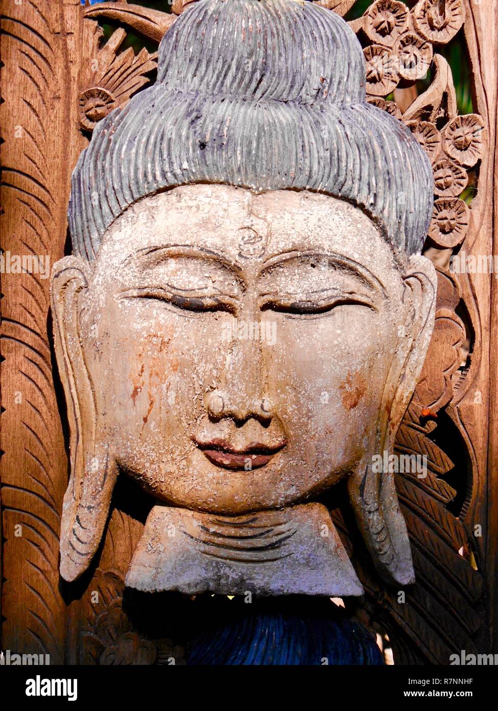 Nahaufnahme von fein geschnitzten hölzernen Gesicht mit heiteren Ausdruck auf Verkauf im Souvenirshop, Myanmar (Birma) Stockfoto