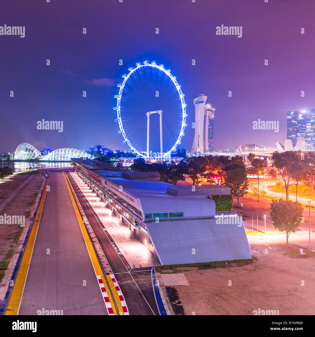 Singapur, 31. Okt. 2018: Eine Nacht viesw des Formel 1 Grand Prix von Singapur Stromkreis steht vor der Marina Bay und die Flyer Rad. Stockfoto
