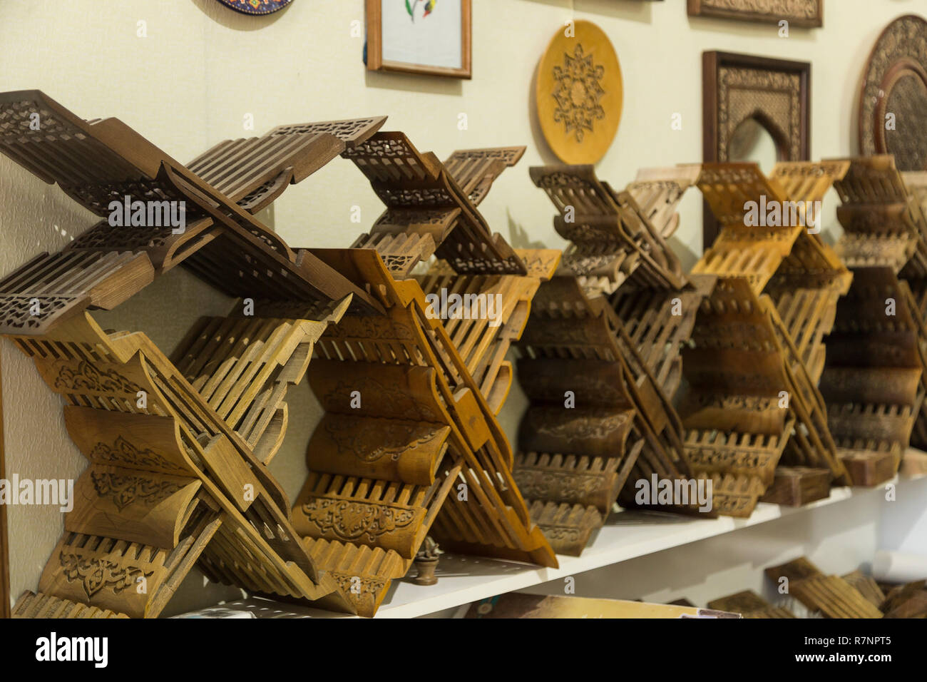 Speichern der geniale rihals. Holz- Buch steht in Buchara, Usbekistan. Holly Quran Kuran Koran buch Inhaber steht Shop. Schöne Kunstwerke, geschnitzte Stockfoto