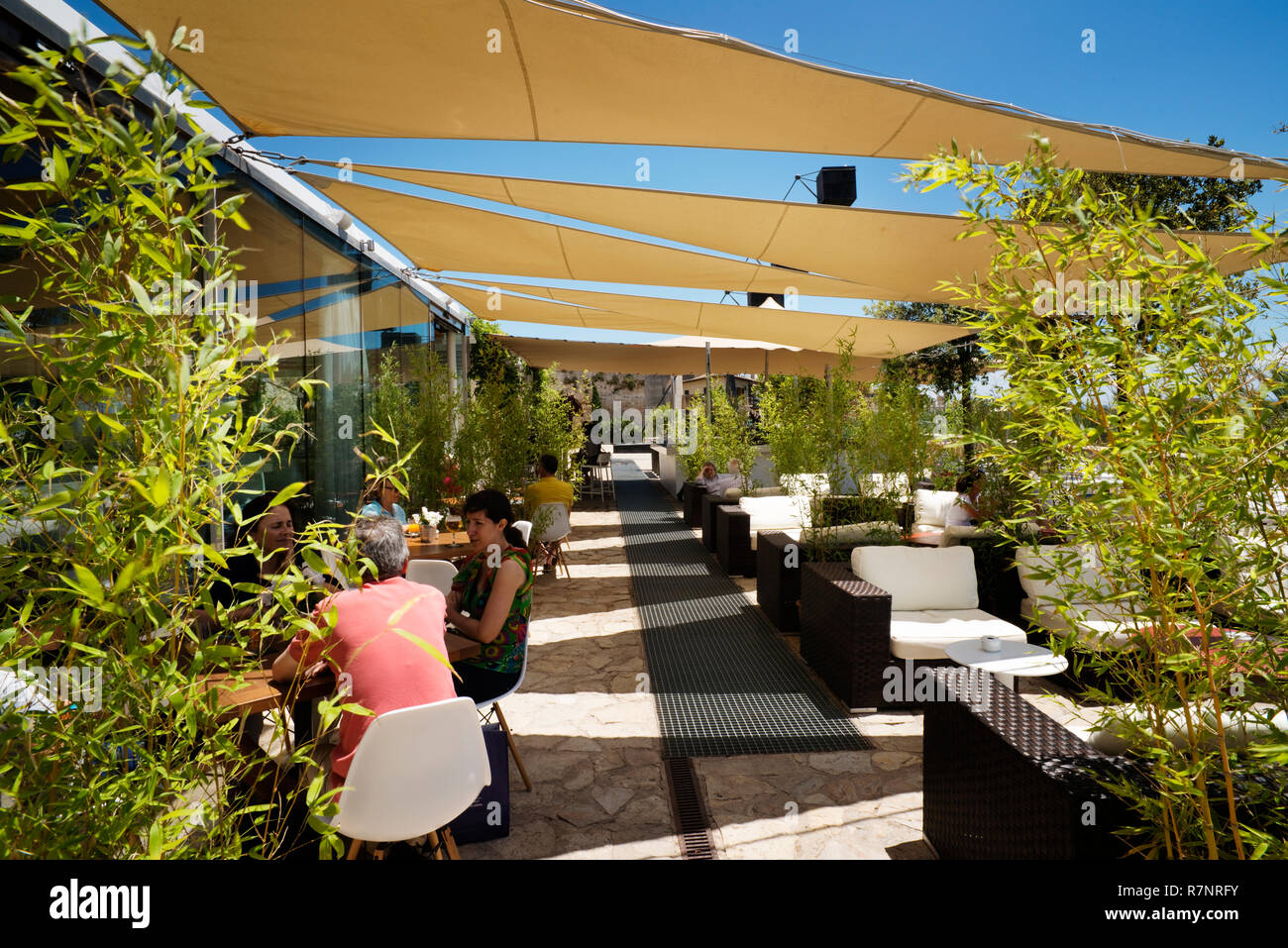 Äußere Bereich Tisch im Restaurant Kunst Es Baluard Museum, Palma de Mallorca, Spanien. Stockfoto