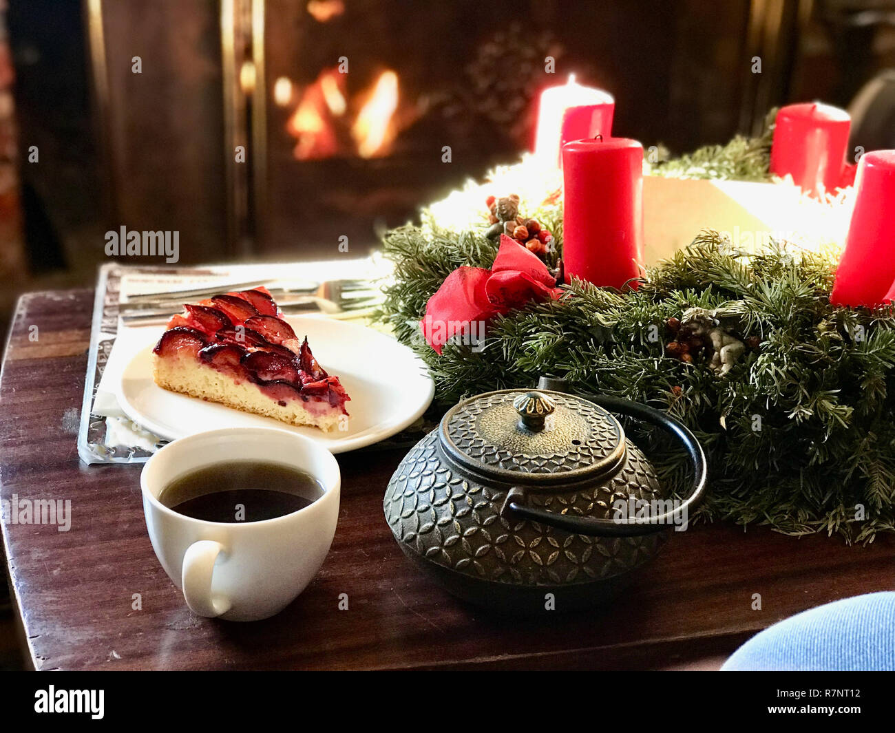 Weihnachten Dekoration Vor Dem Kamin Mit Zwetschge Pflaume