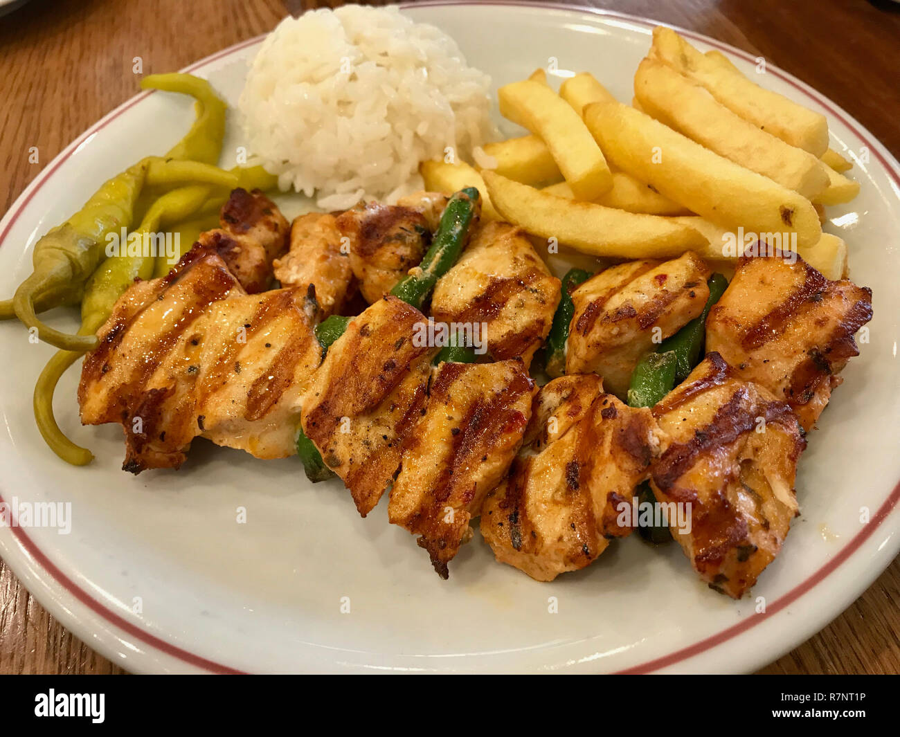 Shish kebab rice -Fotos und -Bildmaterial in hoher Auflösung – Alamy