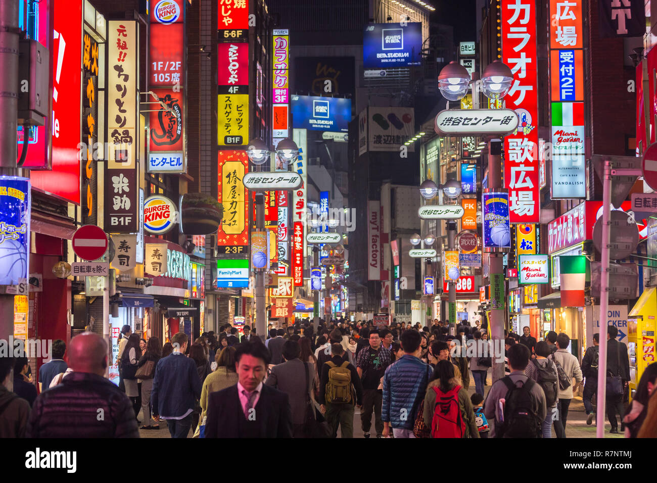 Tokio, Japan - November 6, 2015: Fußgänger bummeln Sie in Shibuya Panoramaeinstellungen-gai am 6. November in Tokio, Japan, 2015. Bereich ist beliebtes Ziel für fas Stockfoto