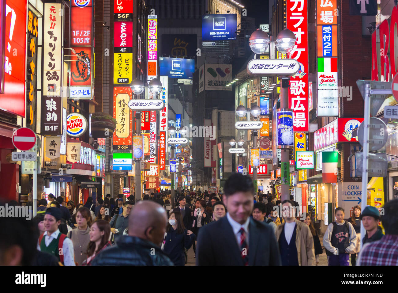 Fußgänger bei Shibuya Panoramaeinstellungen-gai, Tokio, Japan Stockfoto