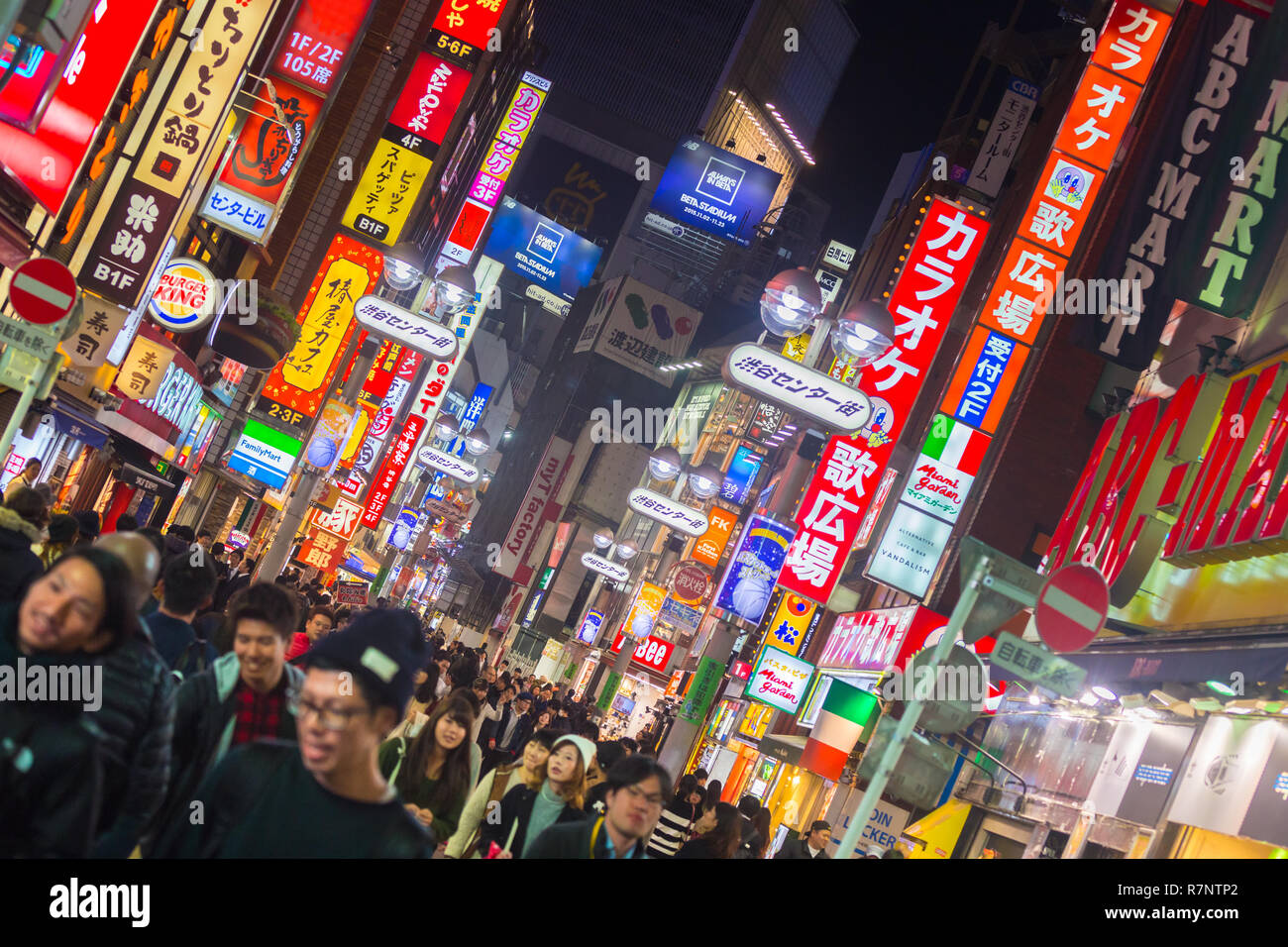 Fußgänger bei Shibuya Panoramaeinstellungen-gai, Tokio, Japan Stockfoto