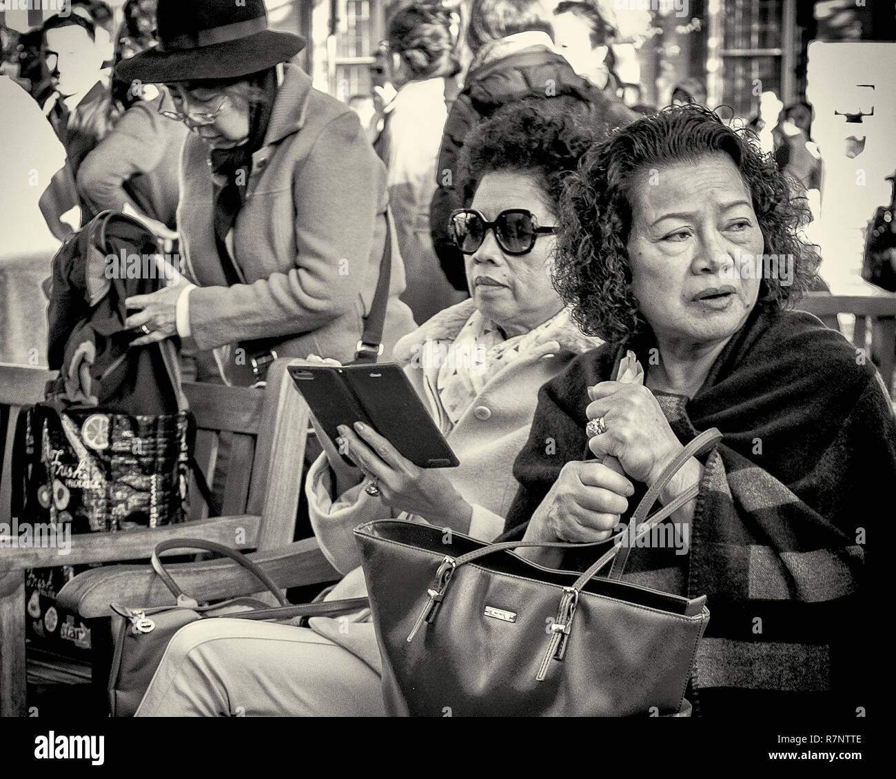 Frauen, die Thai Festival in Harvard Square, eine mit ihr iPad Stockfoto