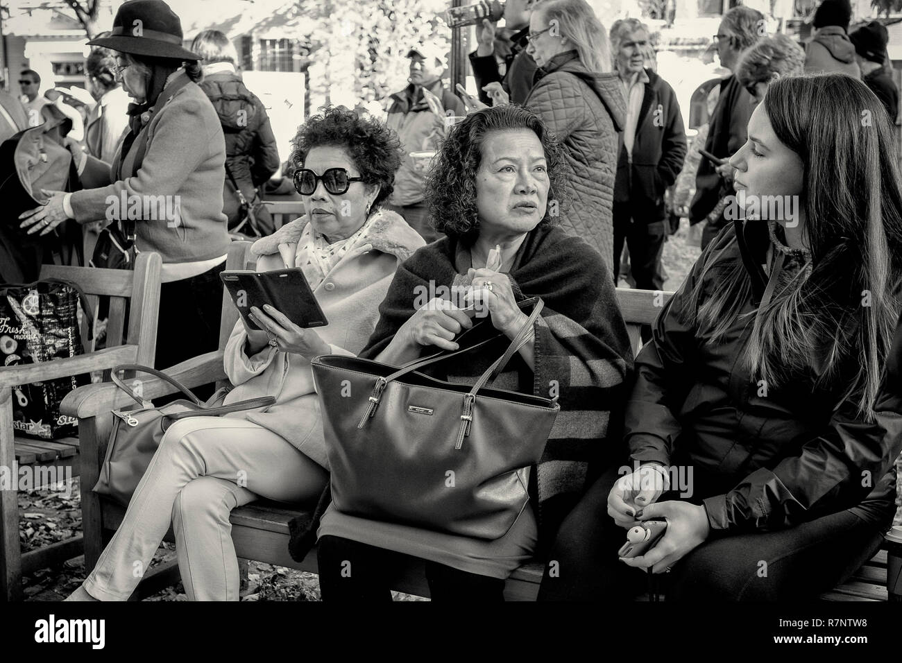 Frauen, die Thai Festival in Harvard Square, eine mit ihr iPad Stockfoto