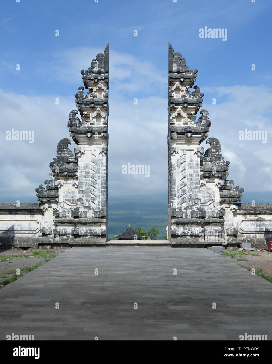 Die Split Tor Zum Himmel In Pura Lempuyang Tempel Bali Indonesien Stockfotografie Alamy
