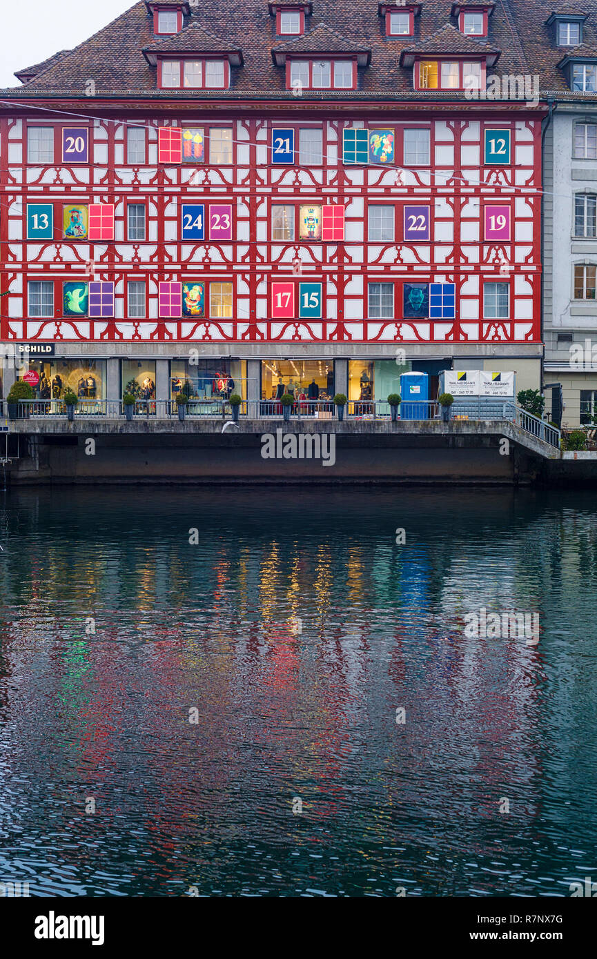 Adventskalender mit Fensterläden ein Haus auf einem luxuriösen Boutique in  Luzern, Schweiz, realisiert Stockfotografie - Alamy