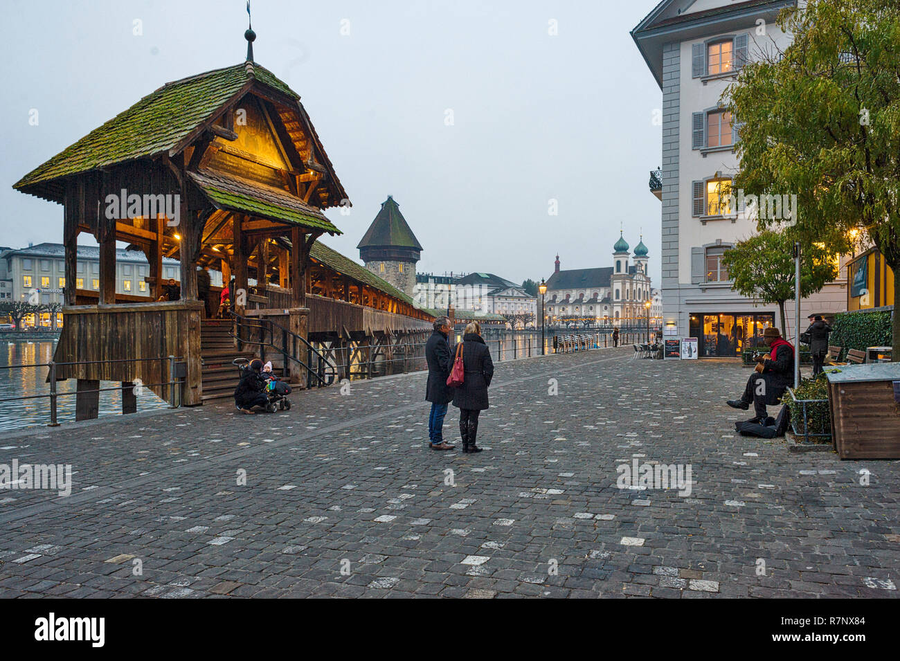 Die so genannte kapellbrücke Bridge, ist eine hölzerne Brücke und eine wichtige touristische Attraktion der Stadt Luzern in der Schweiz. Stockfoto