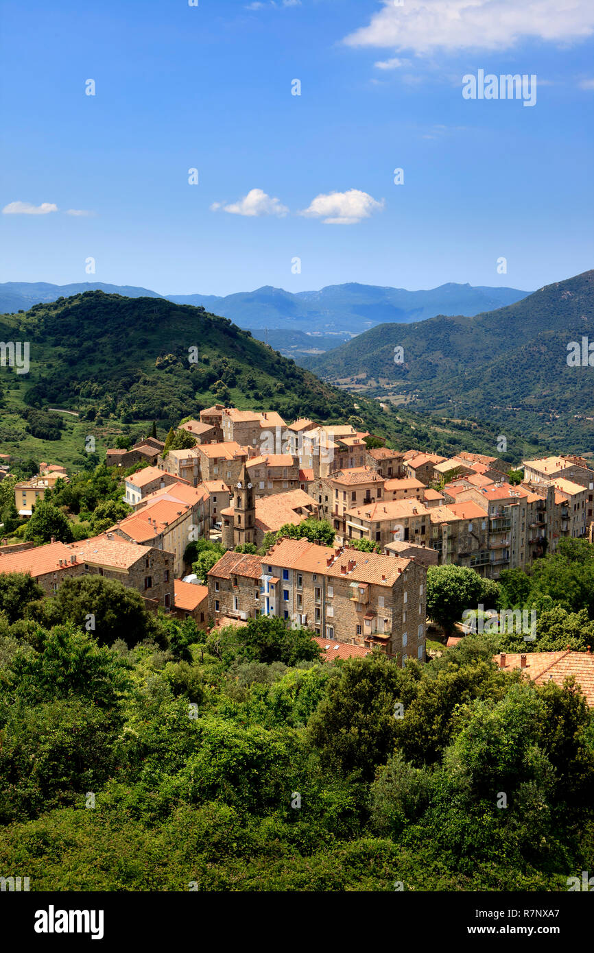 Das Dorf Sainte-Lucie-de-Tallano in den Bergen im südlichen Teil der Insel Korsika, Frankreich. Stockfoto
