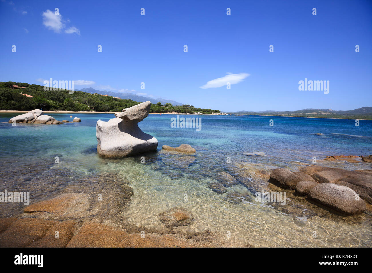 Die Bucht von Figari in der Nähe der Stadt Calderello. Insel Korsika, Frankreich. Wunderbar einsamen Strand mit Steinen in den Vordergrund. Kopieren Sie Platz am bot Stockfoto