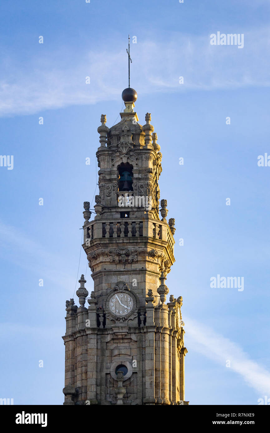Oben auf dem Torre dos Clerigos in Porto, Portugal gegen den blauen Himmel Hintergrund. Kopieren Sie Platz. Vertikale erschossen. Stockfoto