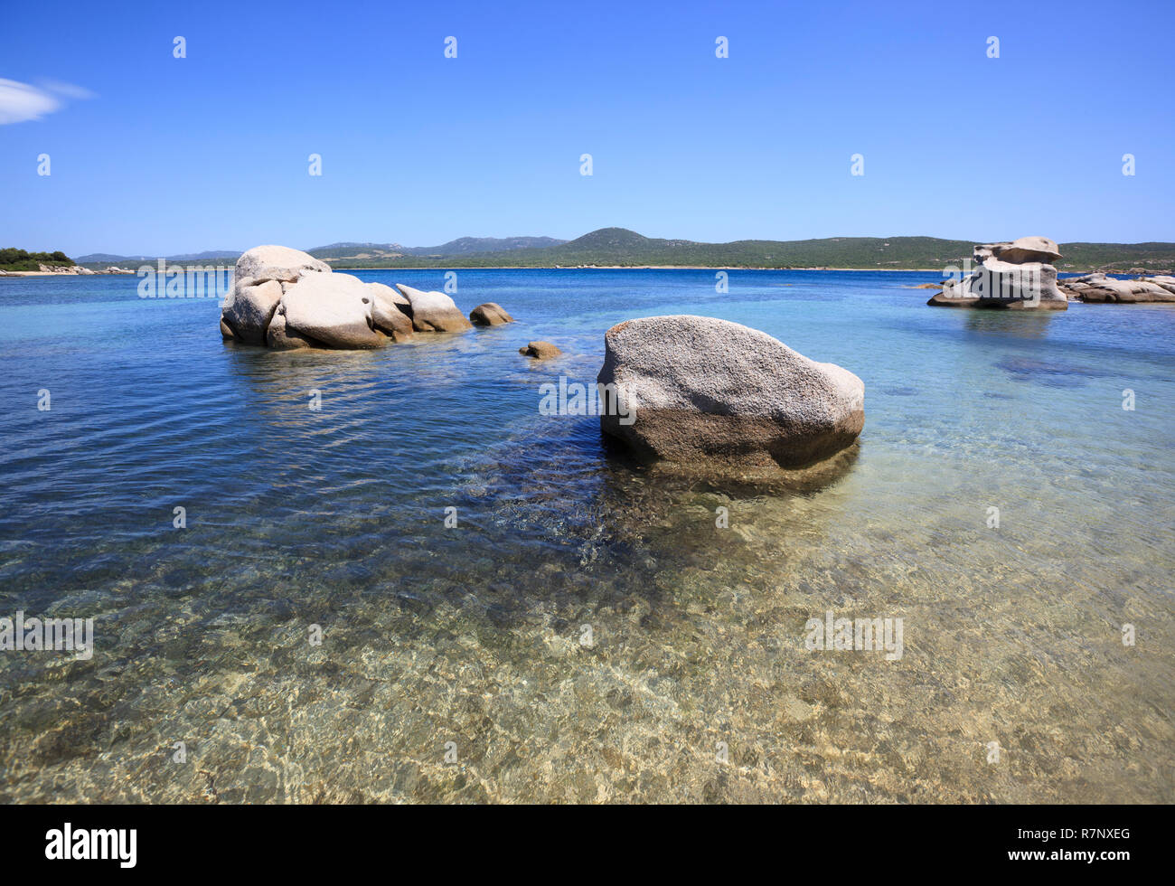 Die Bucht von Figari in der Nähe der Stadt Calderello. Insel Korsika, Frankreich. Wunderbar einsamen Strand mit Steinen in den Vordergrund. Stockfoto
