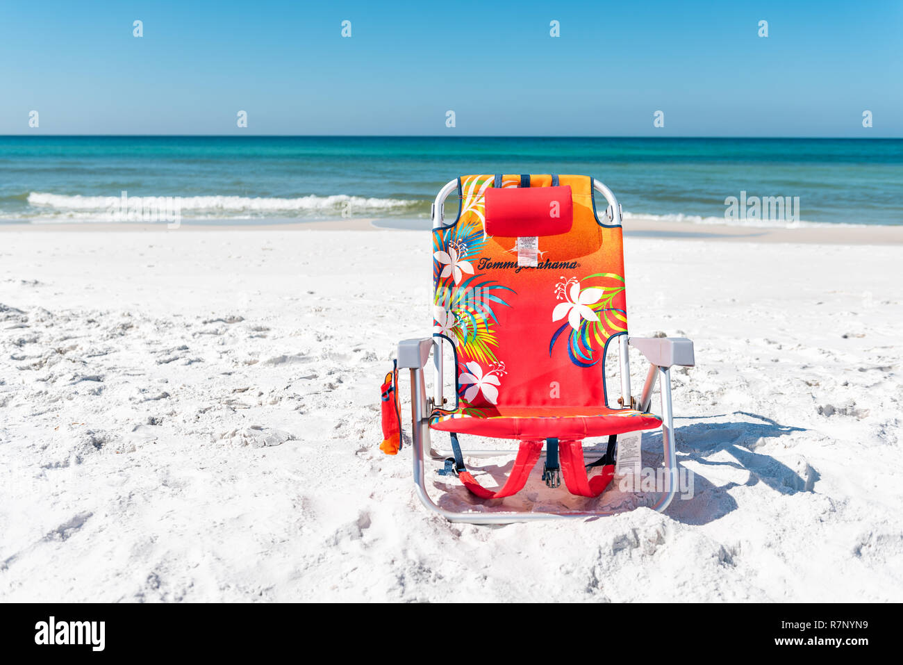 Chair beach santa hat -Fotos und -Bildmaterial in hoher Auflösung - Seite 3  - Alamy